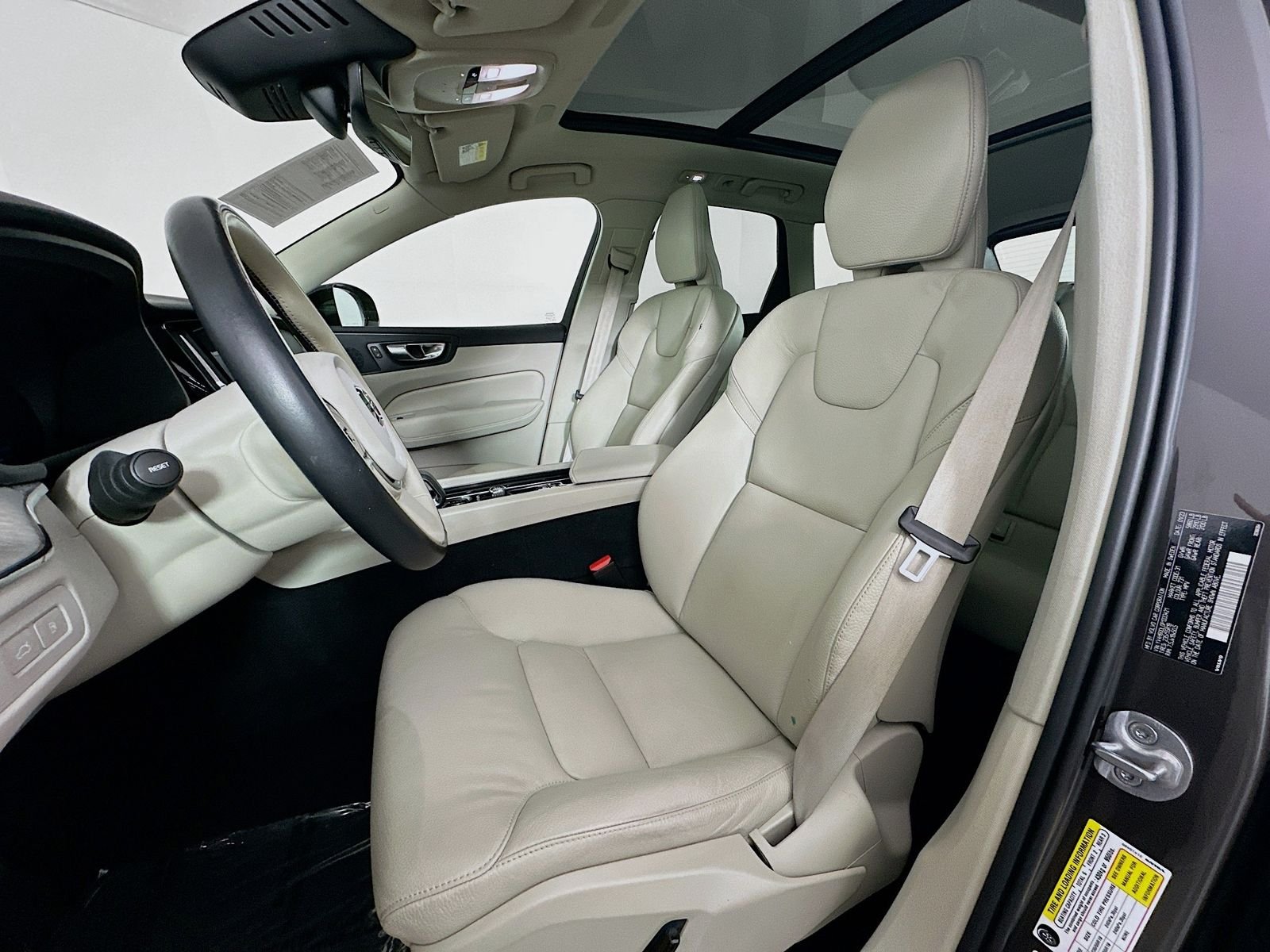 Used 2023  Volvo T8 Plus Dark Theme image 21