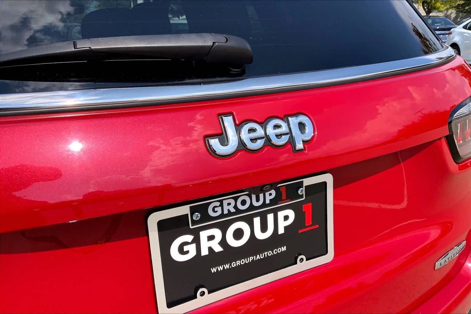 Used 2024 Red Hot Pearlcoat Jeep Latitude image 32