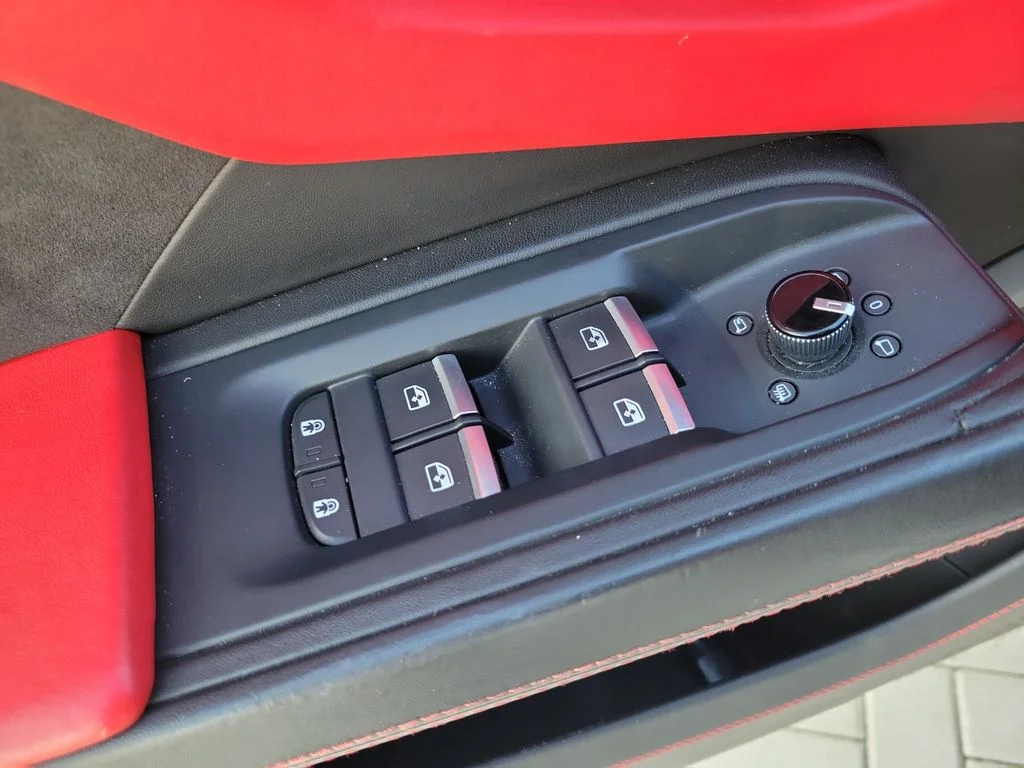 Used 2022 White Lamborghini Base image 18