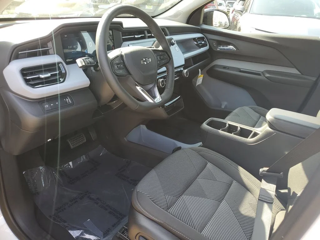 New 2027 Summit White Chevrolet LT image 17