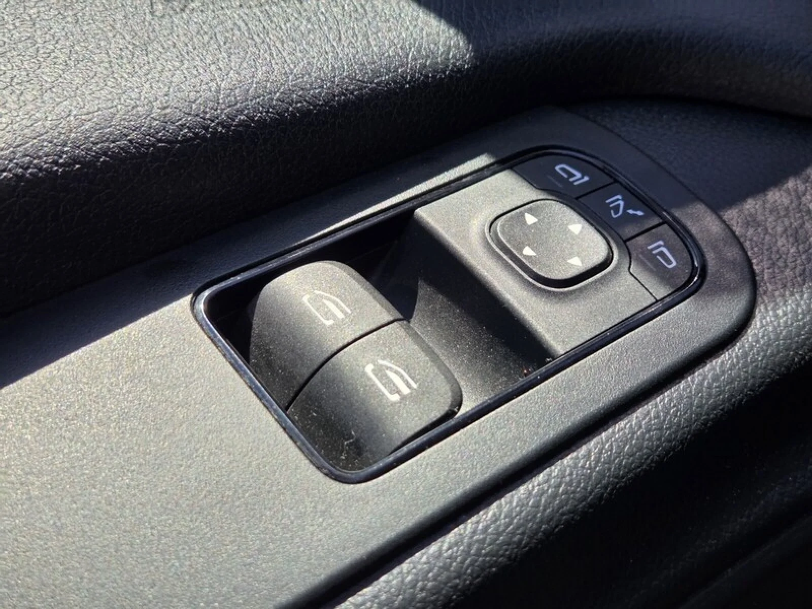 Used 2023 Arctic White Mercedes-Benz 2500 image 23