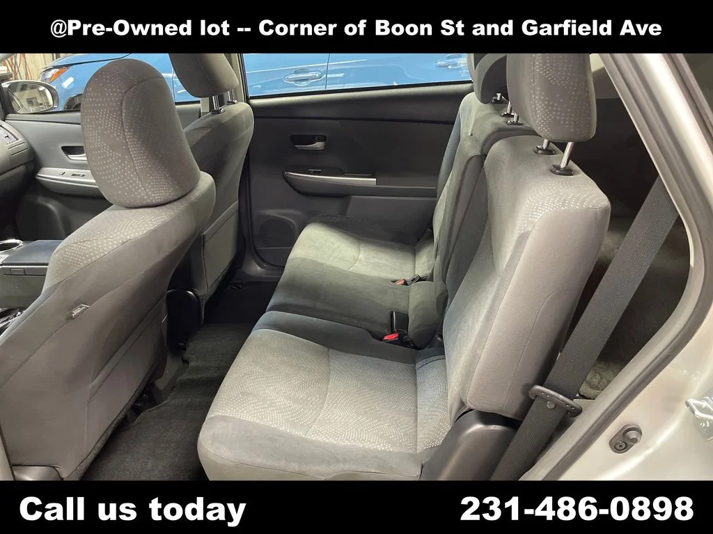 Used 2014 Silver Toyota Three image 27