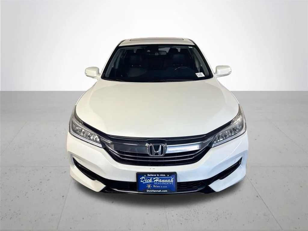Used 2017 White Honda Touring image 3