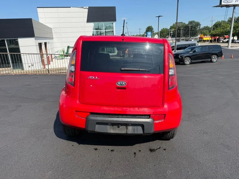 Used 2011 Red Kia Plus image 7