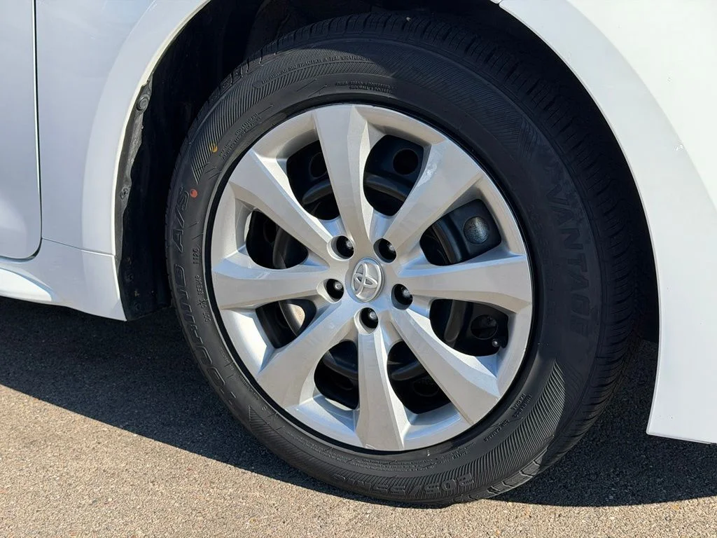 Used 2025 White Toyota LE image 17