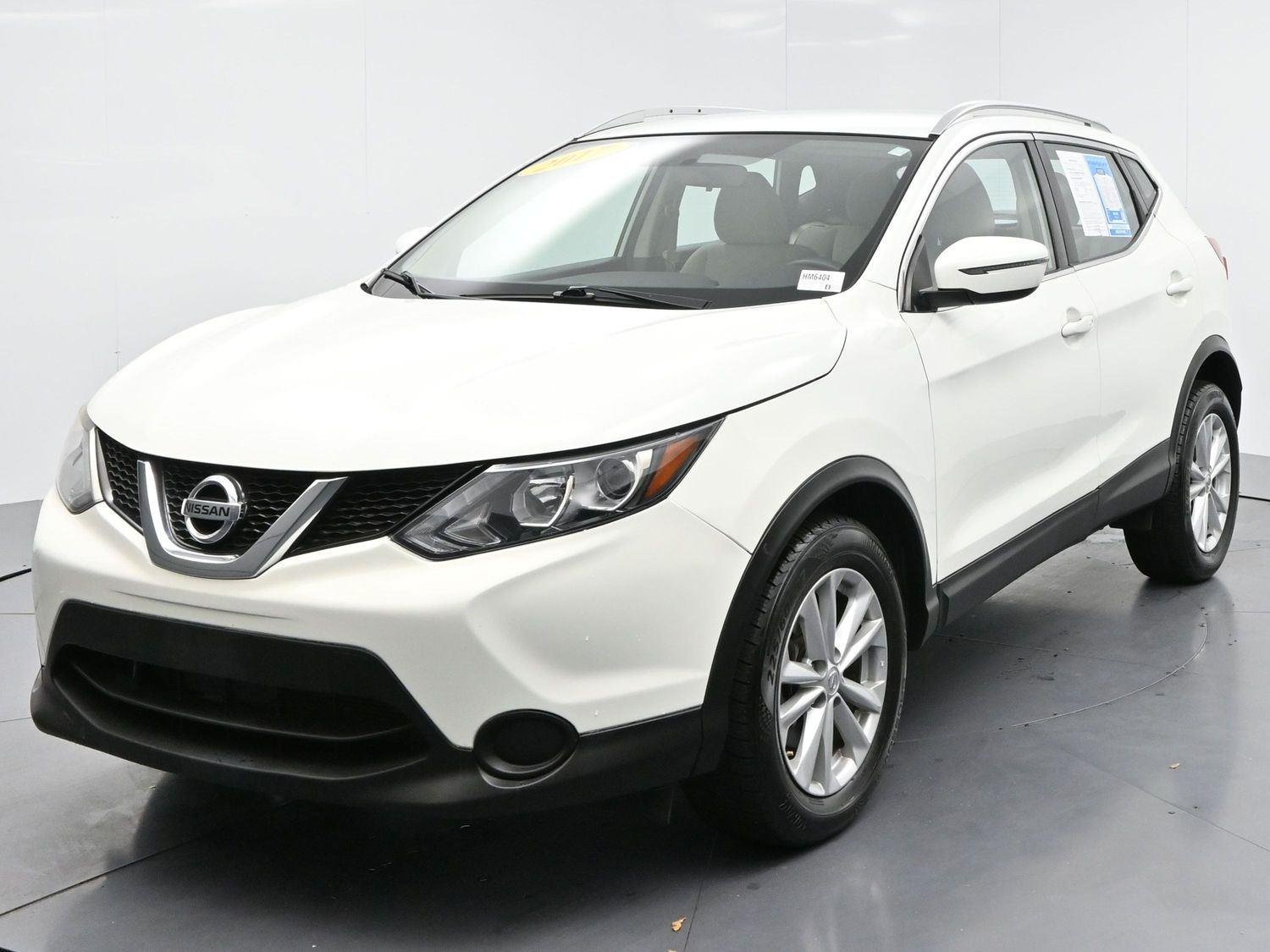 Used 2017 Glacier White Nissan SV image 3