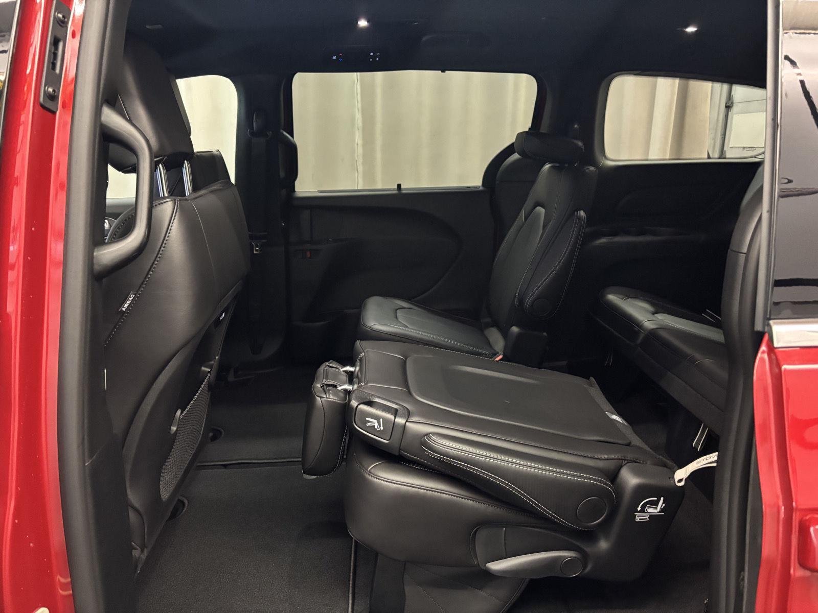 2026 Chrysler Pacifica Select - Photo 35