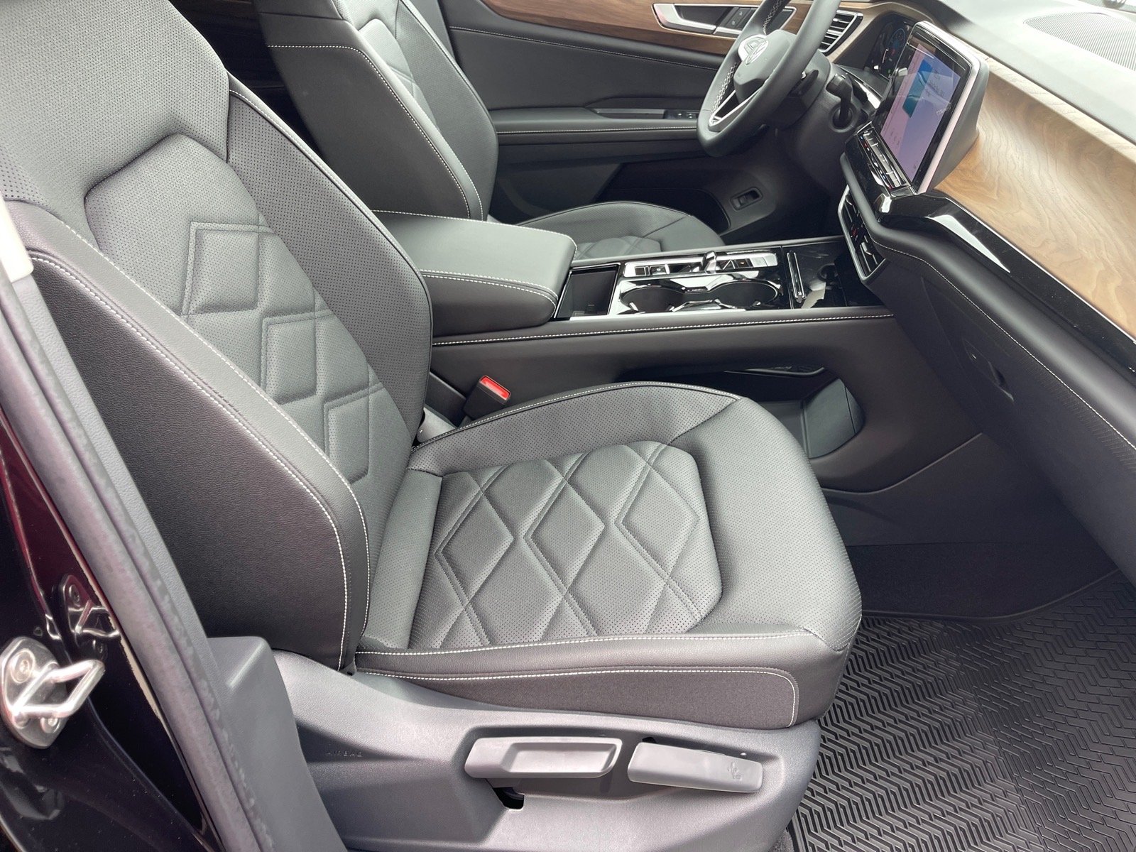New 2026 Deep Black Pearl Volkswagen SE image 17