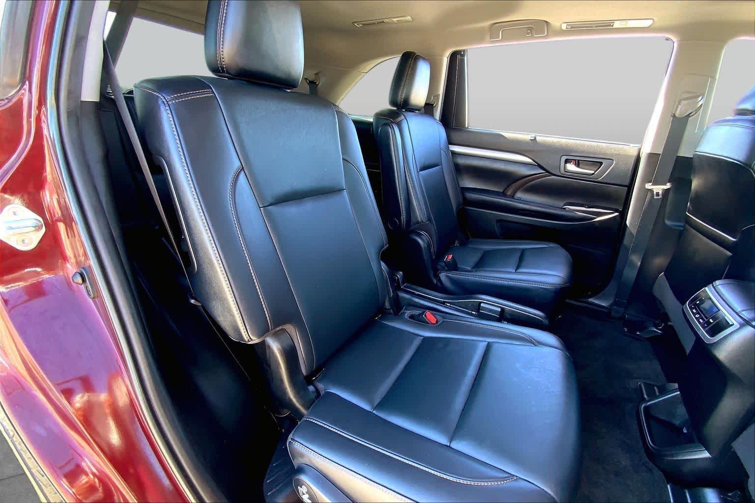 Used 2019 Ooh La La Rouge Mica Toyota XLE image 19