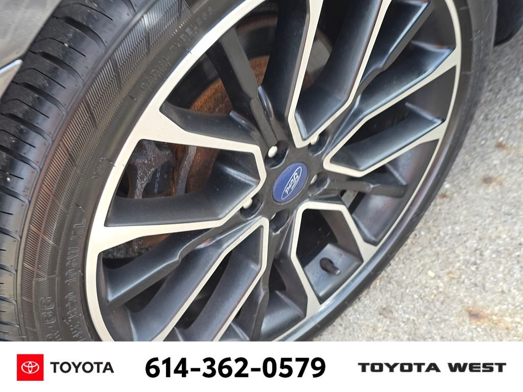 Used 2019  Ford Limited image 9