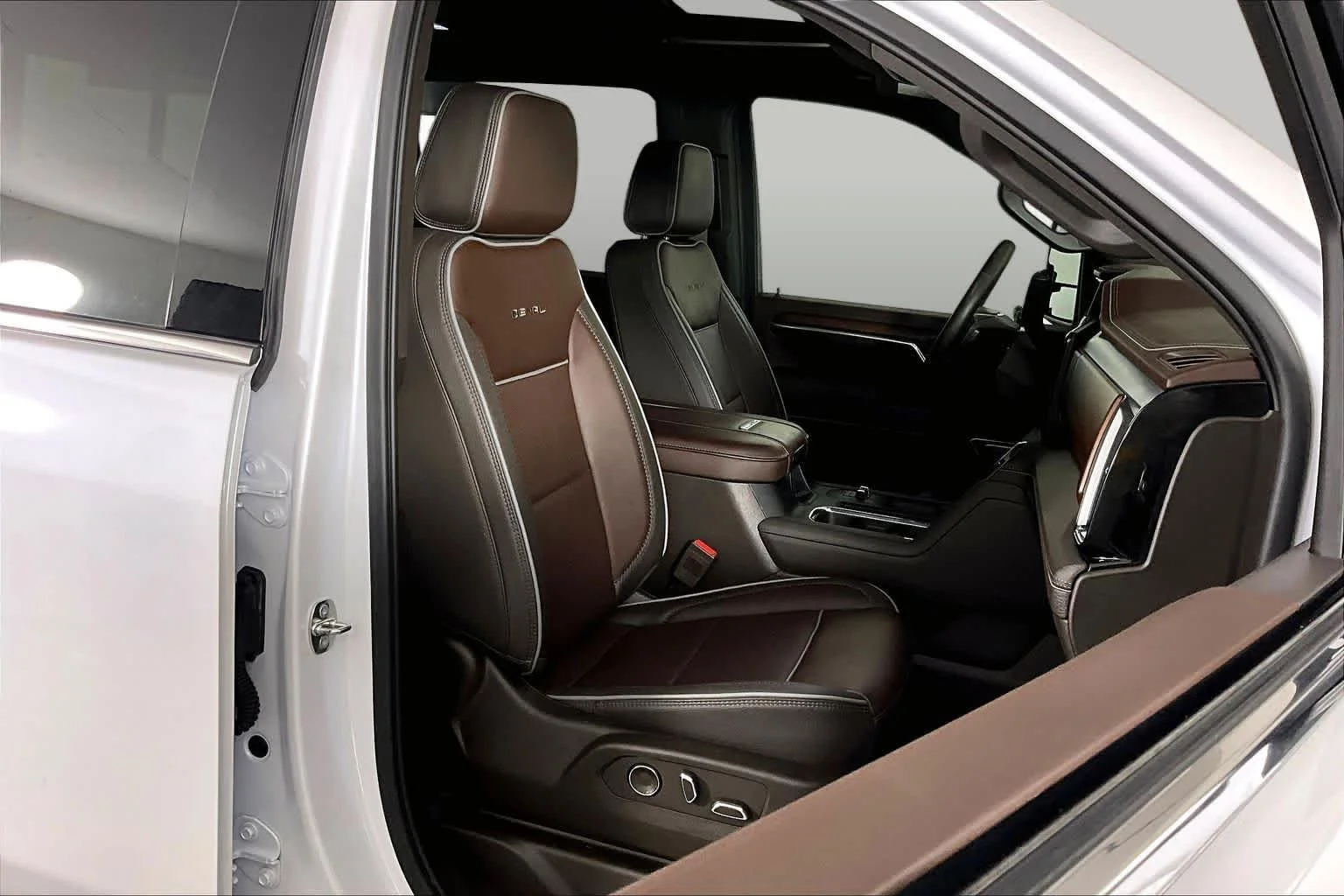 Used 2024 White Frost Tricoat GMC Denali image 9