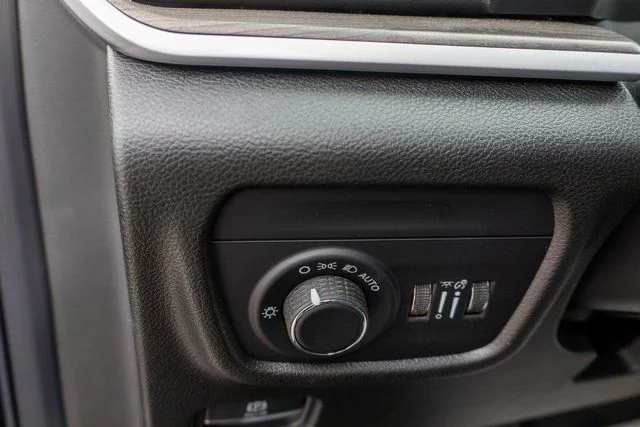 New 2026 Diamond Black Crystal Pearlcoat Jeep Altitude image 17
