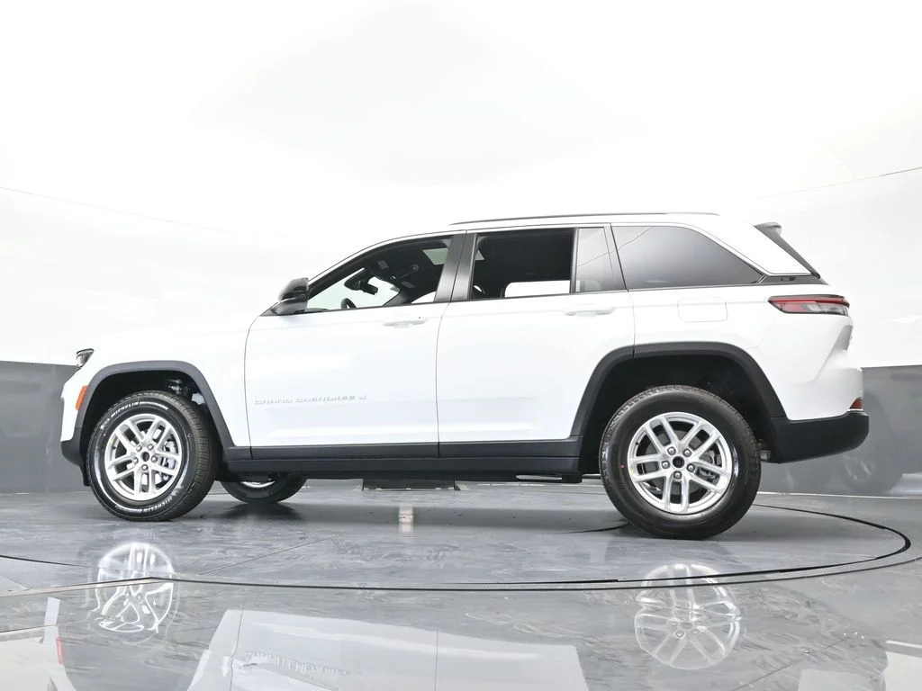 New 2026 Bright White Clear-Coat Exterior Paint Jeep Laredo X image 54