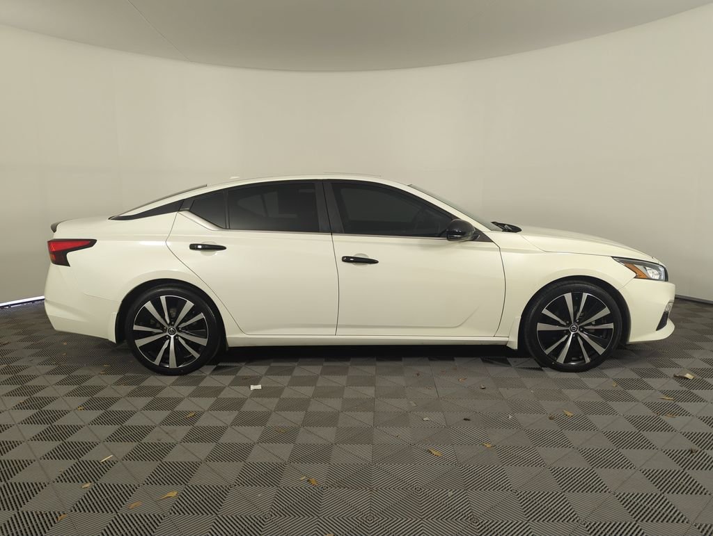 Used 2021 White Nissan 2.5 SR image 8