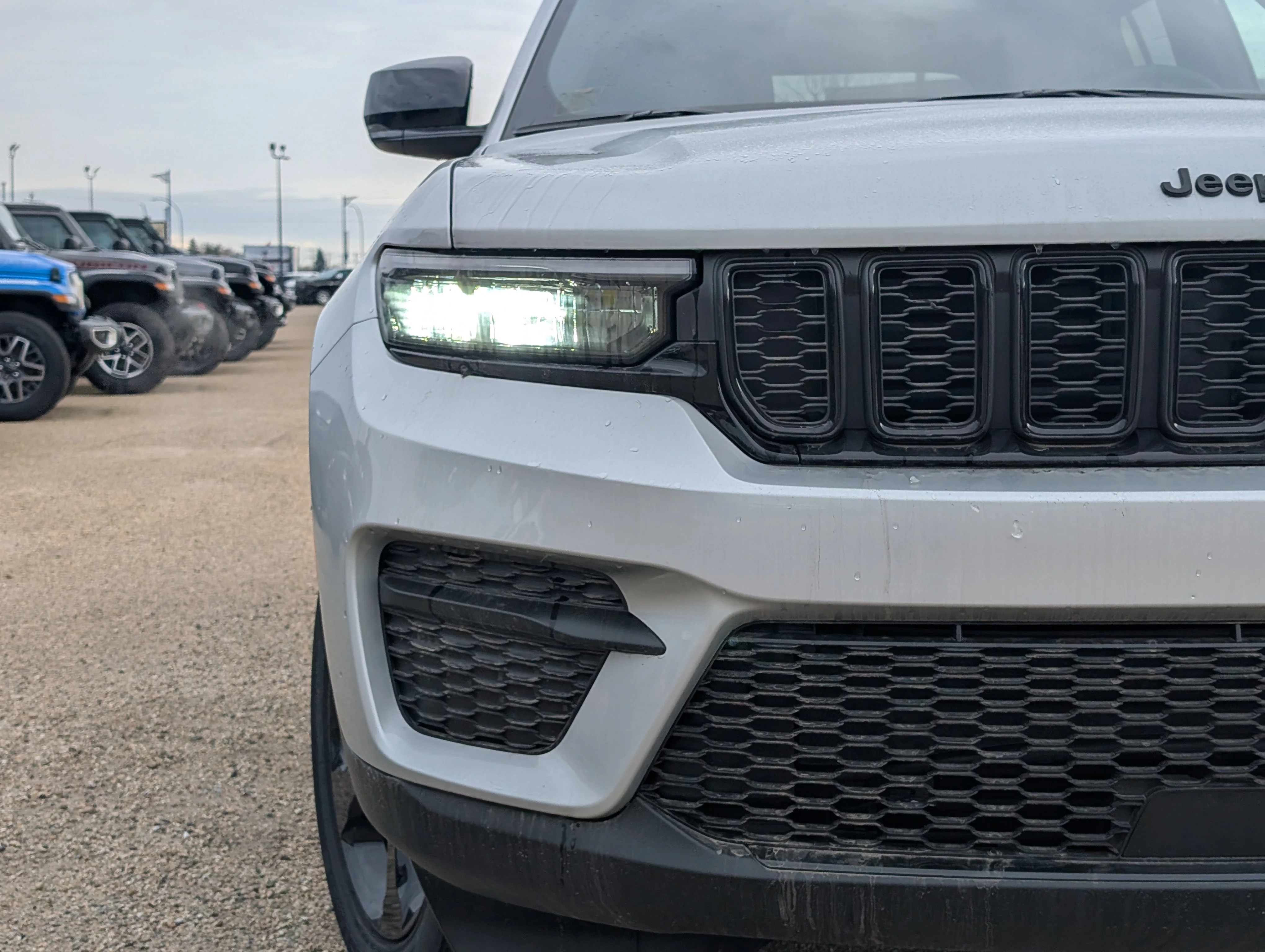 New 2025 Silver Zynith Jeep Altitude image 11