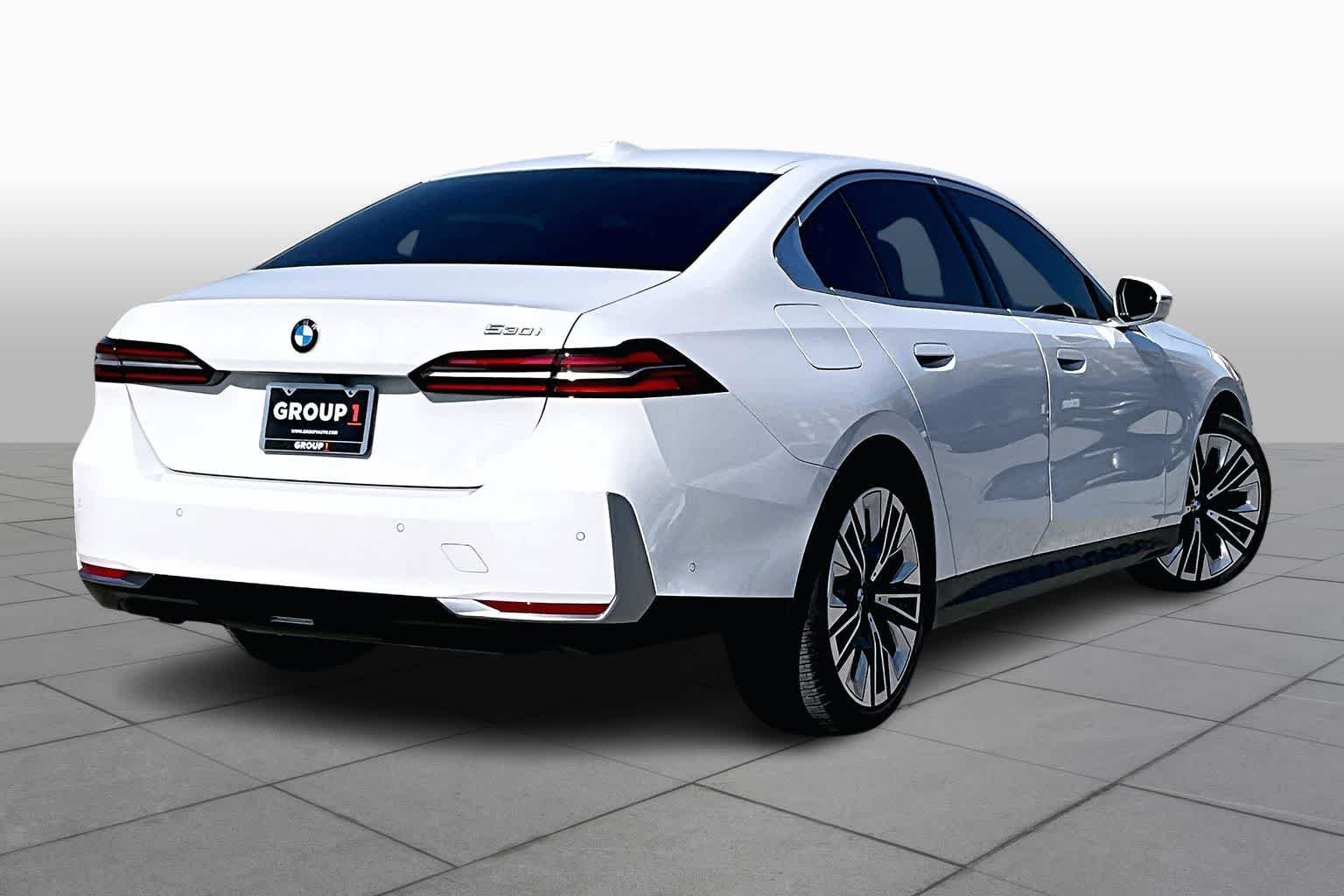 Used 2026 Alpine White BMW 530i image 12