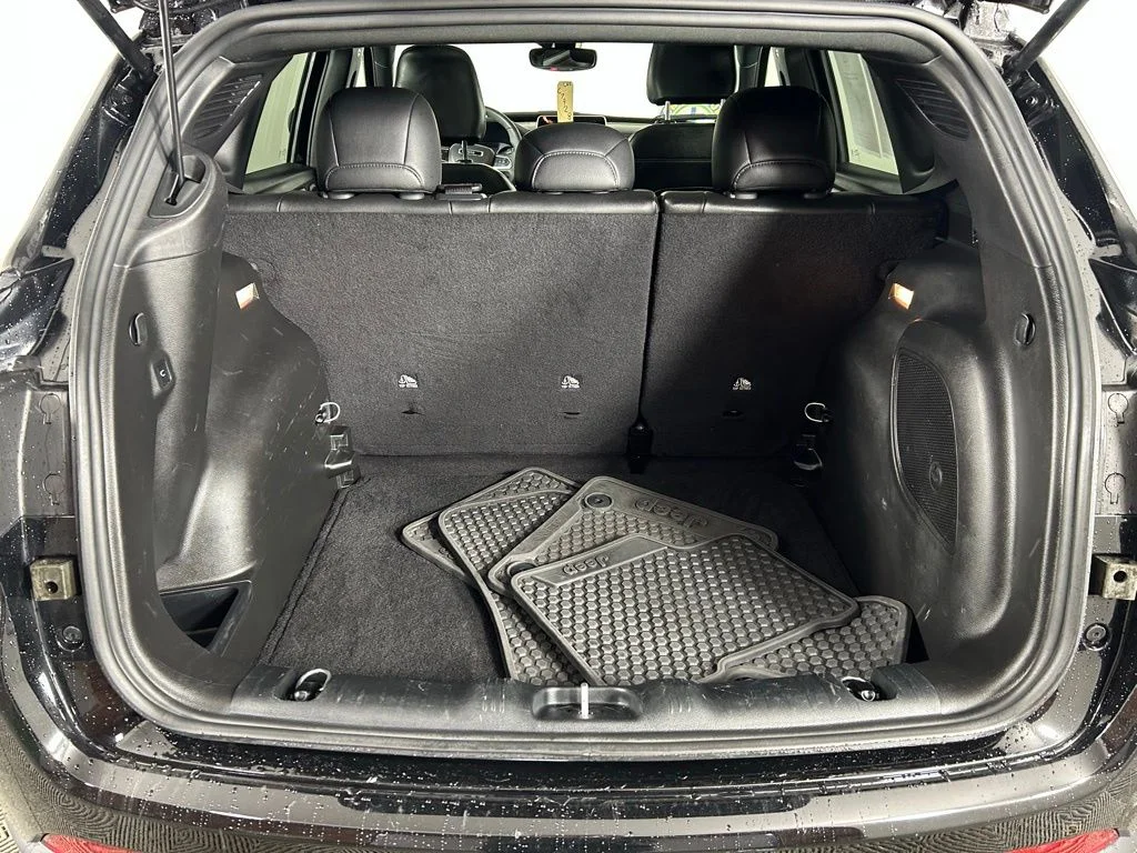 Used 2025 Diamond Black Jeep Latitude image 23