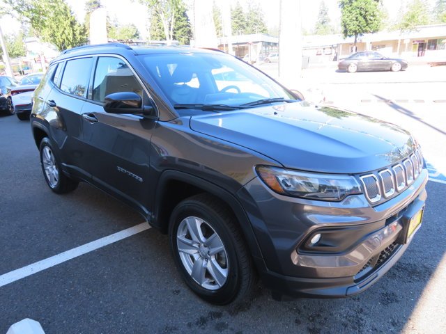 Used 2022 Granite Crystal Metallic Clearcoat Jeep Latitude image 6