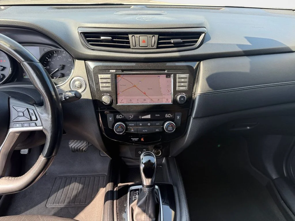 Used 2018 White Nissan SL image 11