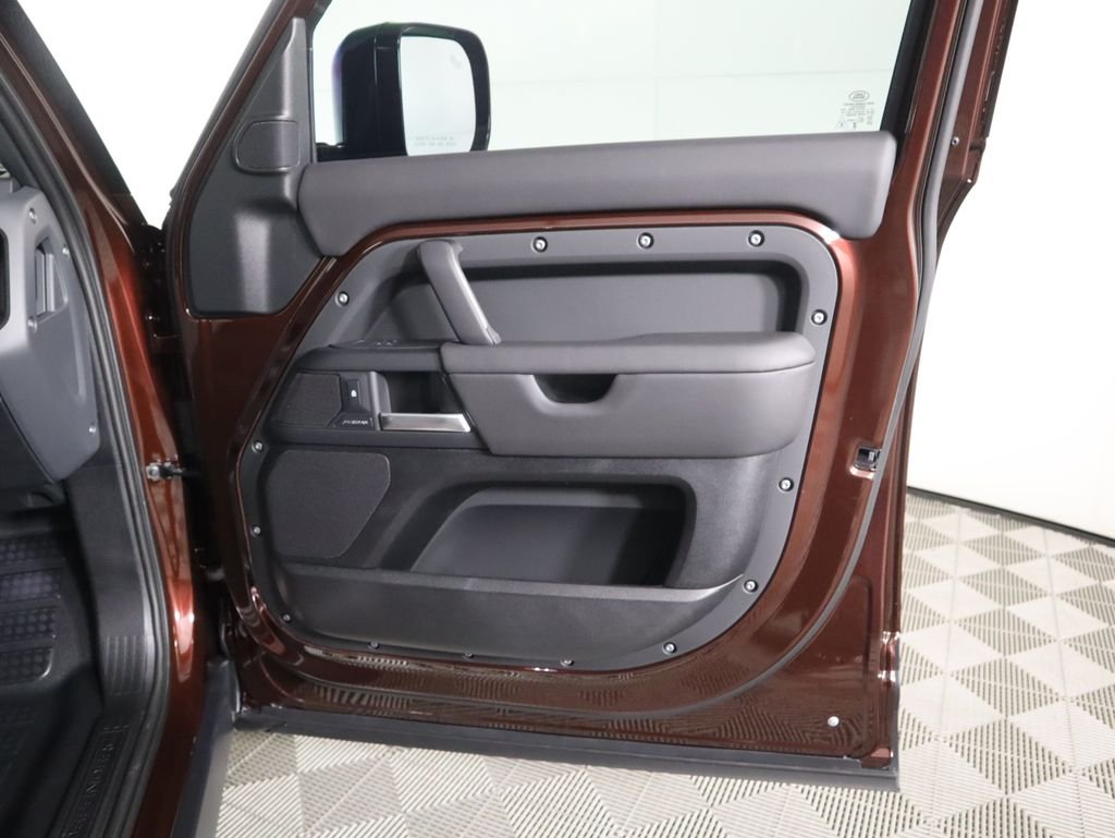 New 2026 Sedona Red Land Rover S image 27