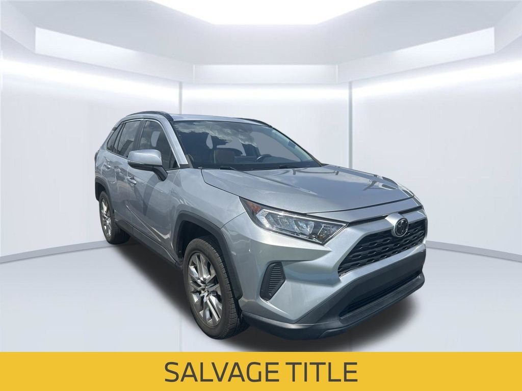 Used 2020 Silver Toyota XLE Premium image 4