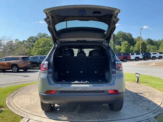 New 2026 Sting-Gray Clearcoat Jeep Latitude image 27