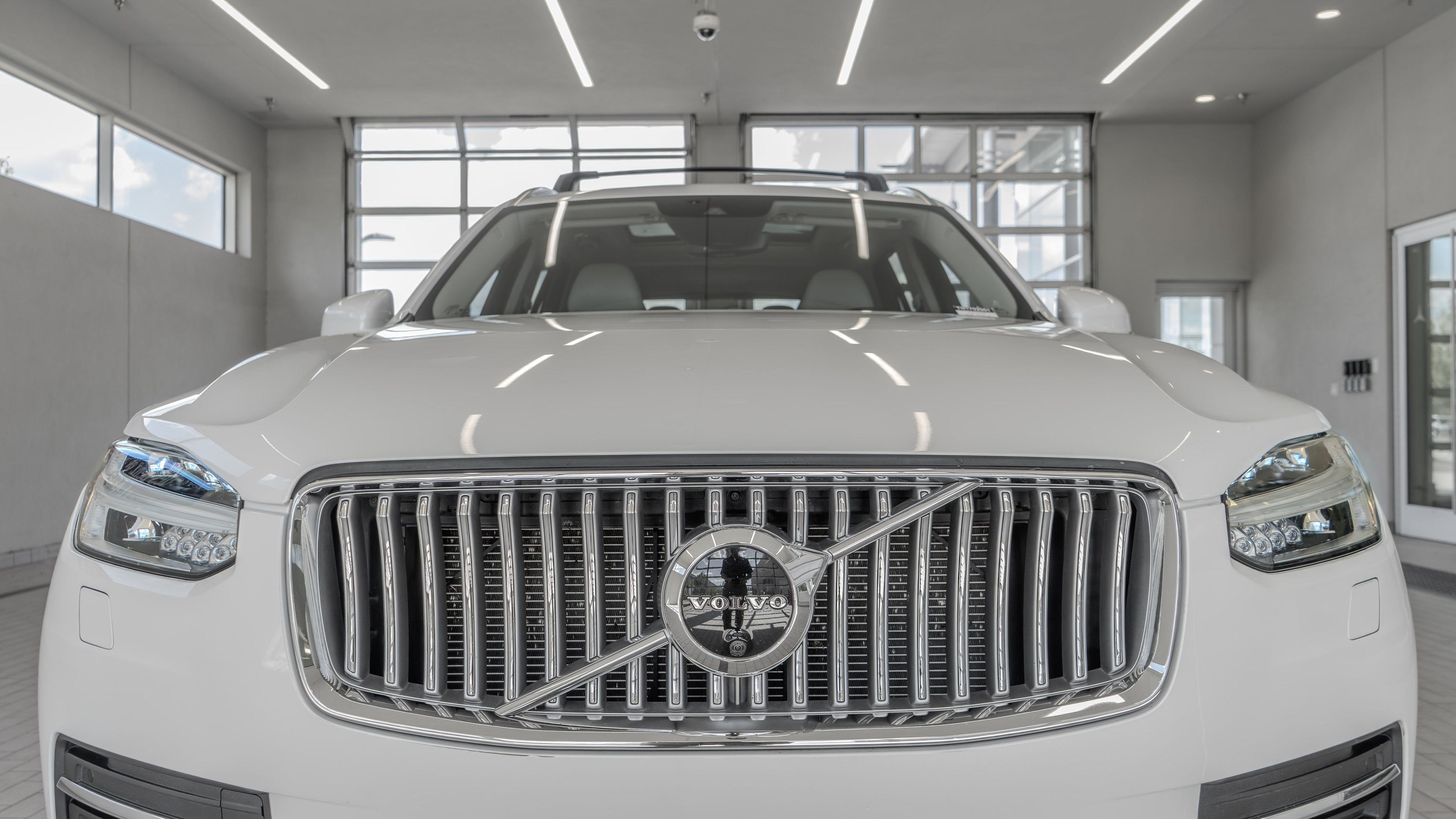 Used 2022 Crystal White Volvo T6 Inscription image 23