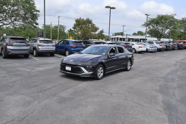 Used 2026 Blue Hyundai SE image 3