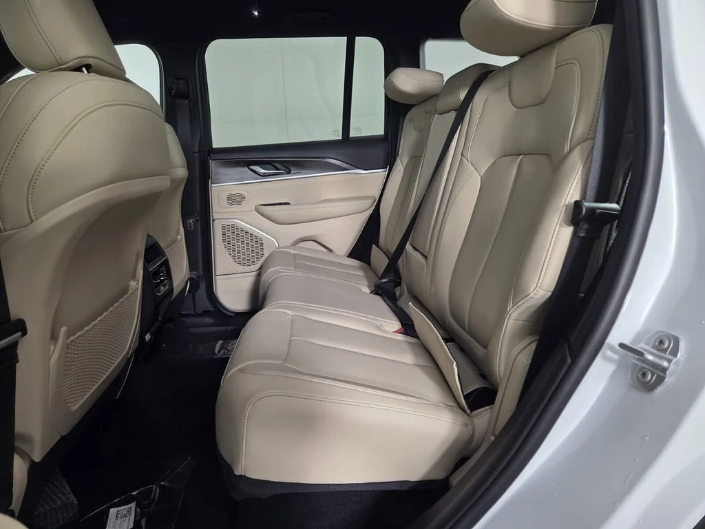 New 2026 Bright White Clear-Coat Exterior Paint Jeep Limited image 18