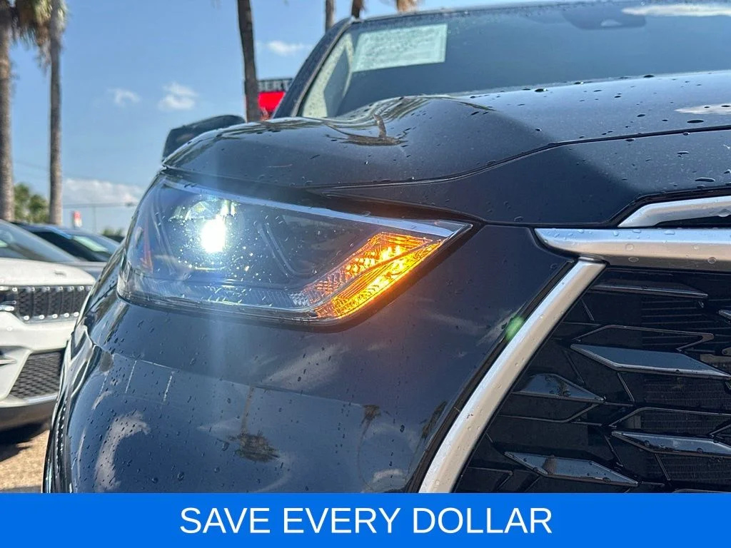 Used 2023 Black Toyota L image 3