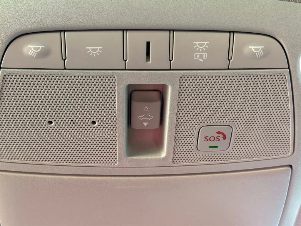 Used 2023 White INFINITI LUXE image 33