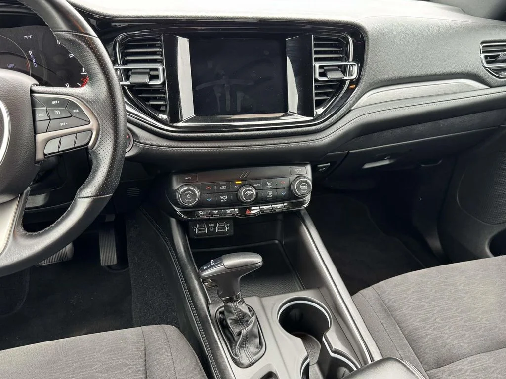 Used 2022 Black Dodge SXT image 3