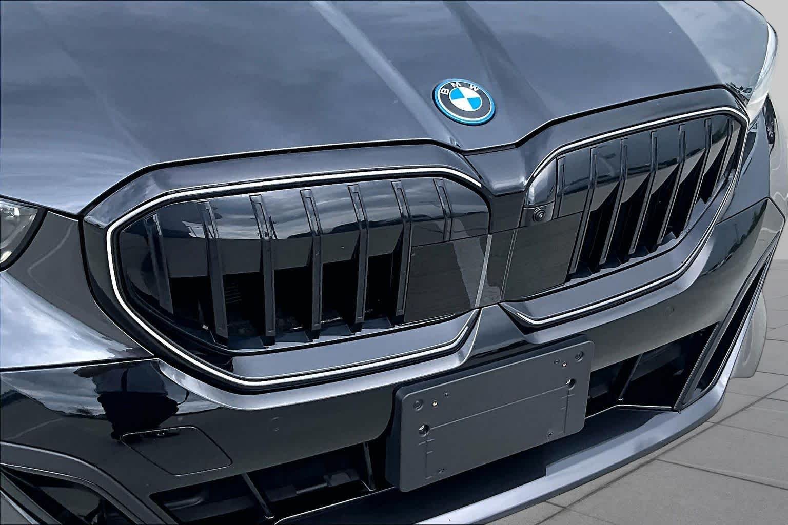 Used 2026 Dark Graphite Metallic BMW 550e xDrive image 28