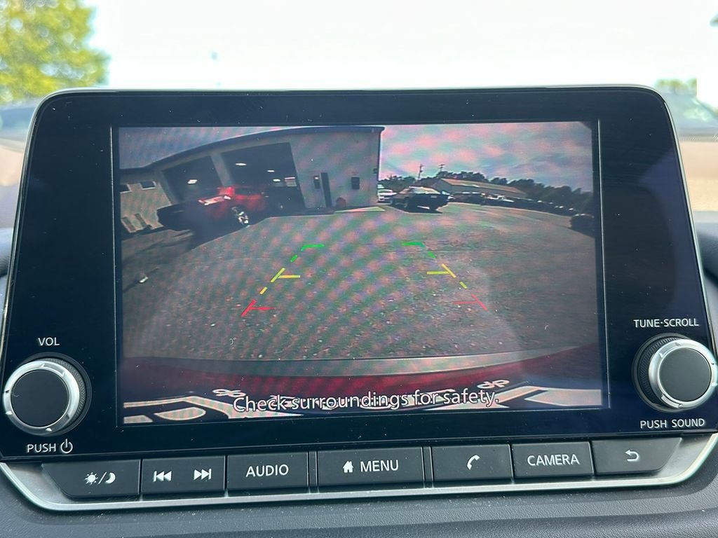 Used 2023 Red Nissan S image 4
