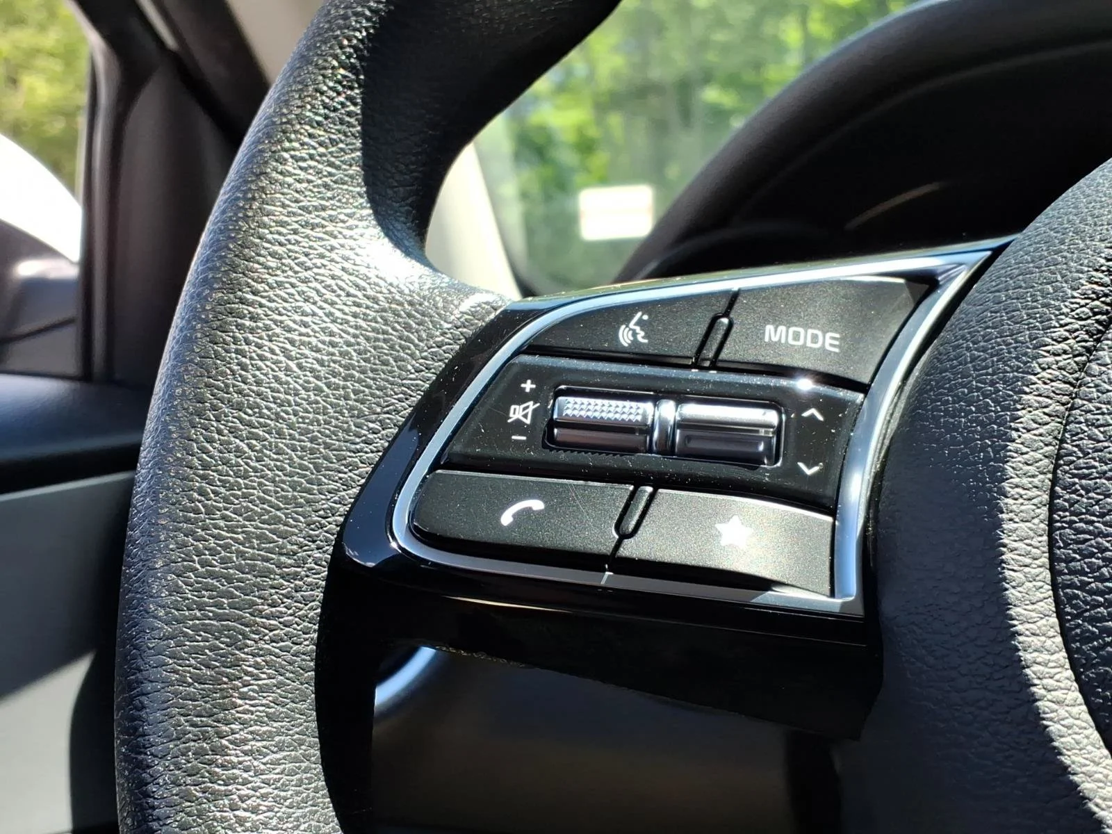 Used 2023 Snow White Pearl Kia LXS image 25