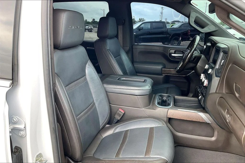 Used 2022 White GMC Denali image 30