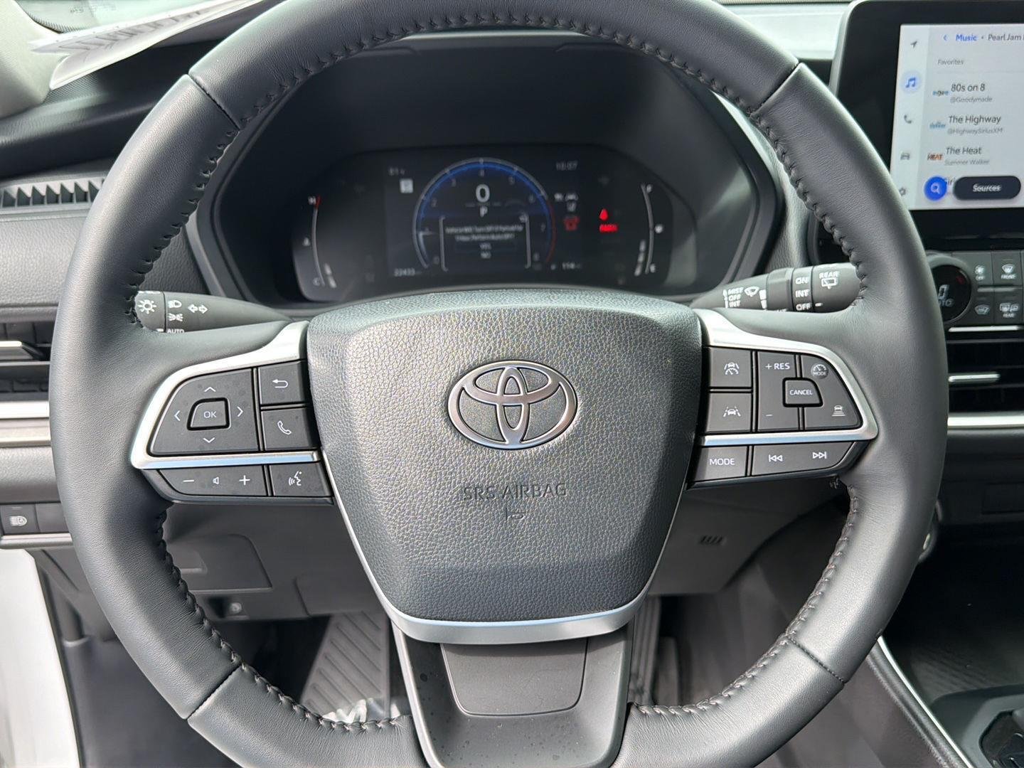 Used 2025 Wind Chill Pearl Toyota XLE image 20