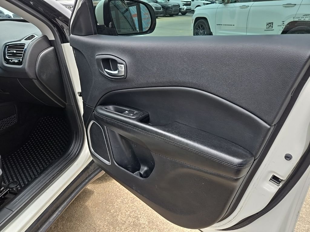 Used 2018 White Jeep Latitude image 65