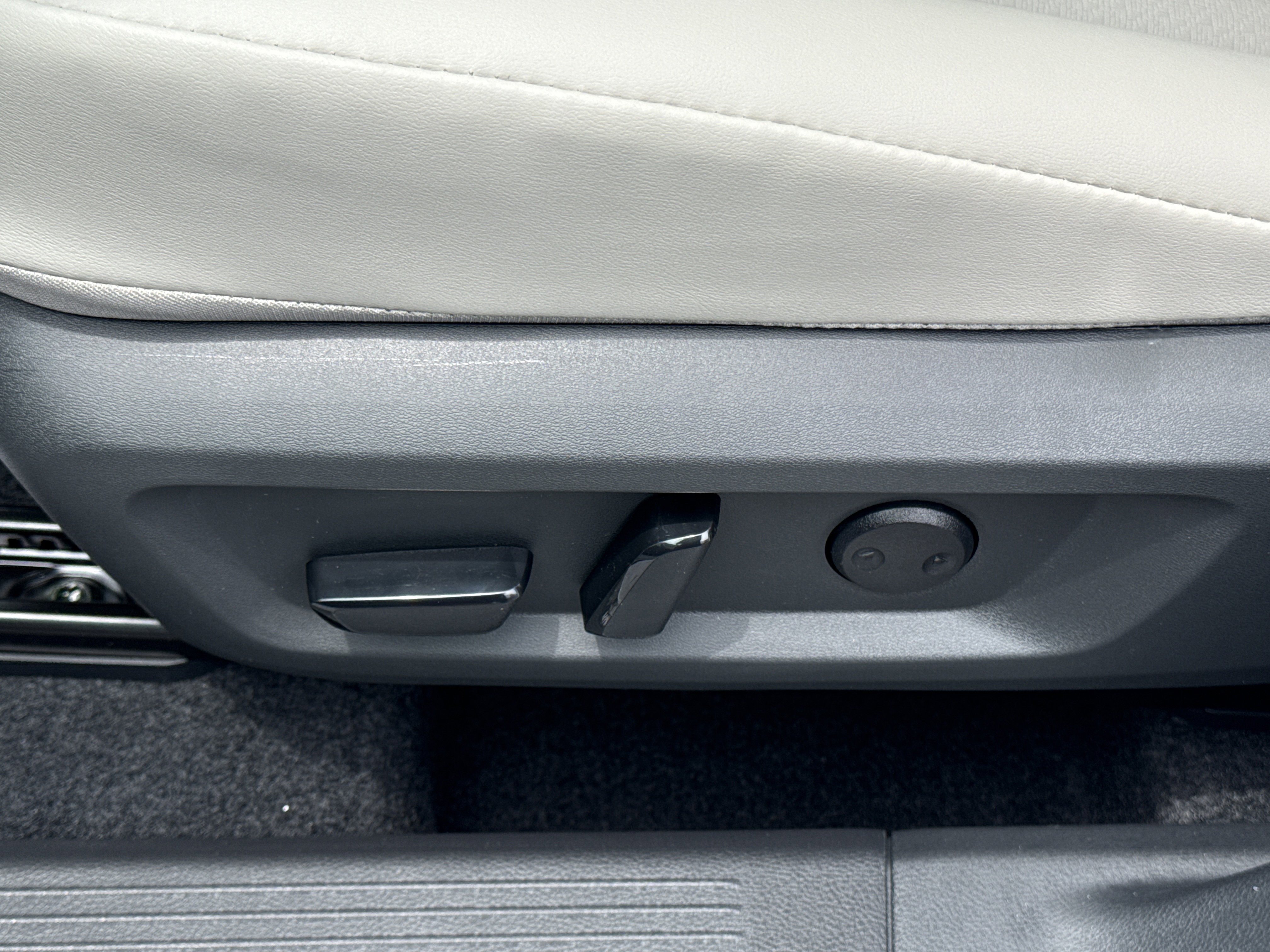 New 2026 Everest White Pearl TriCoat Nissan Dark Armor™ image 15