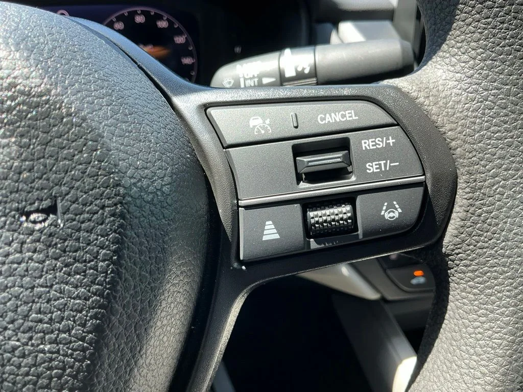 Used 2025 White Honda SE image 27