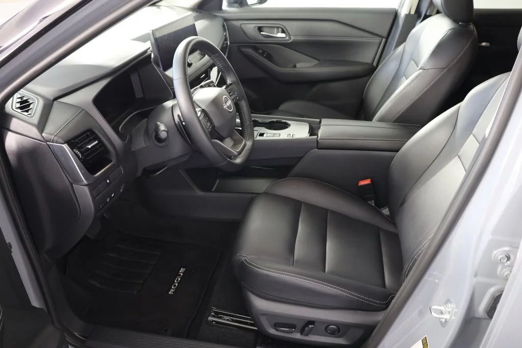 Used 2025 Boulder Gray Nissan SL image 18