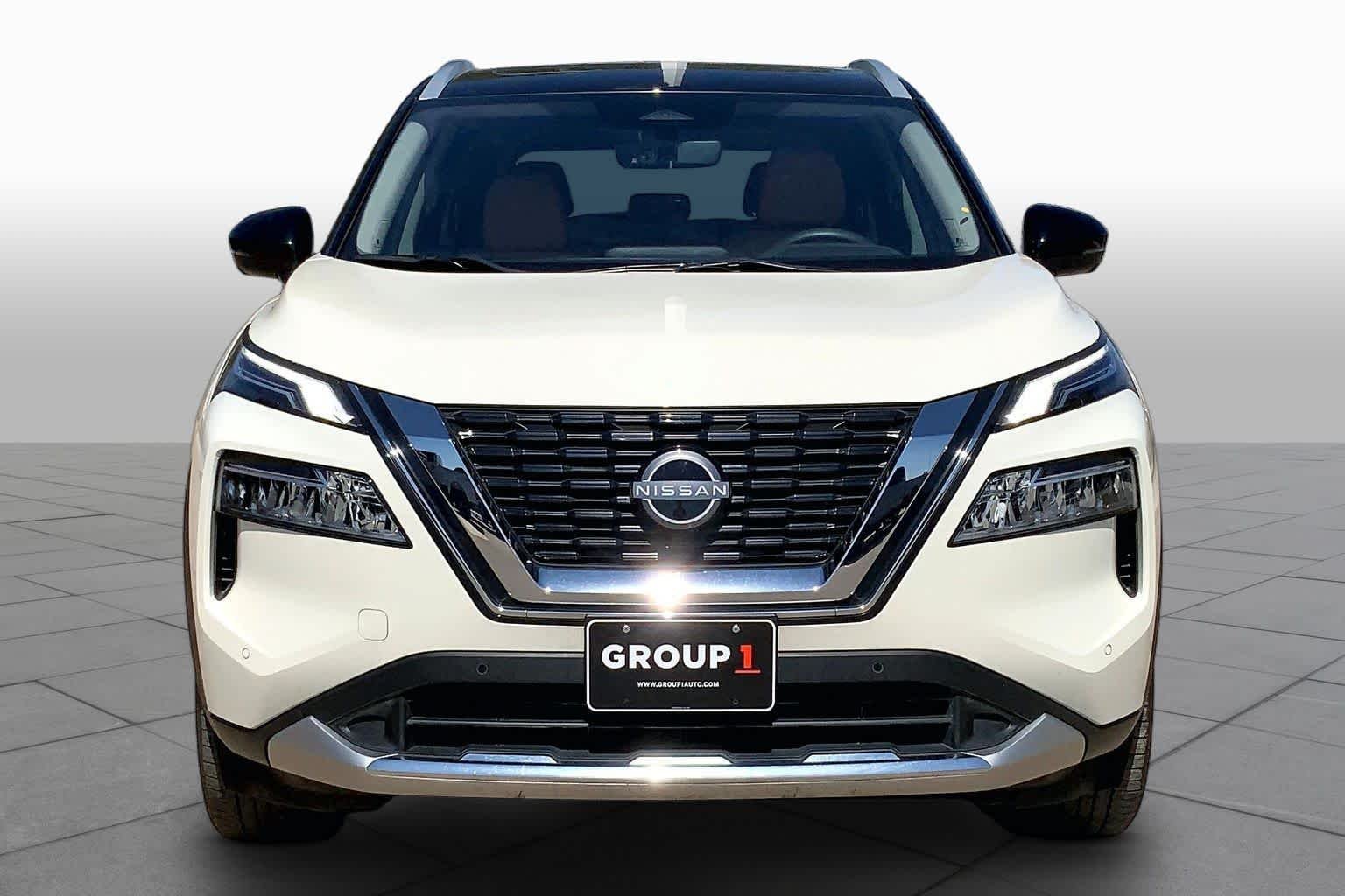 Used 2023 Pearl White Tricoat/Super Black Nissan Platinum image 4