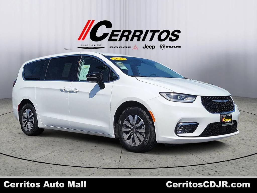 2024 Chrysler Pacifica Hybrid Select PHEV's photo