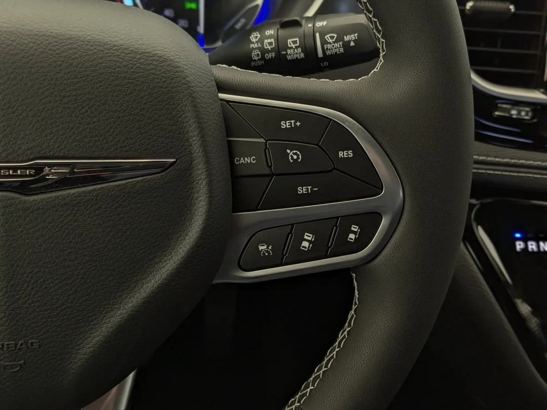 New 2026 Black Chrysler Select - - FWD - 360 Camera - FAV Edition - Power Liftgate - Remote Start & More! image 17