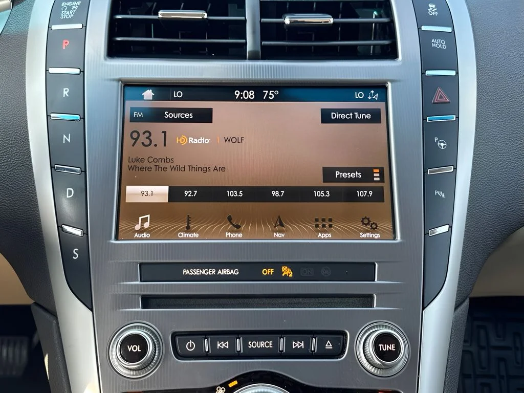 Used 2019 White Lincoln Reserve image 18
