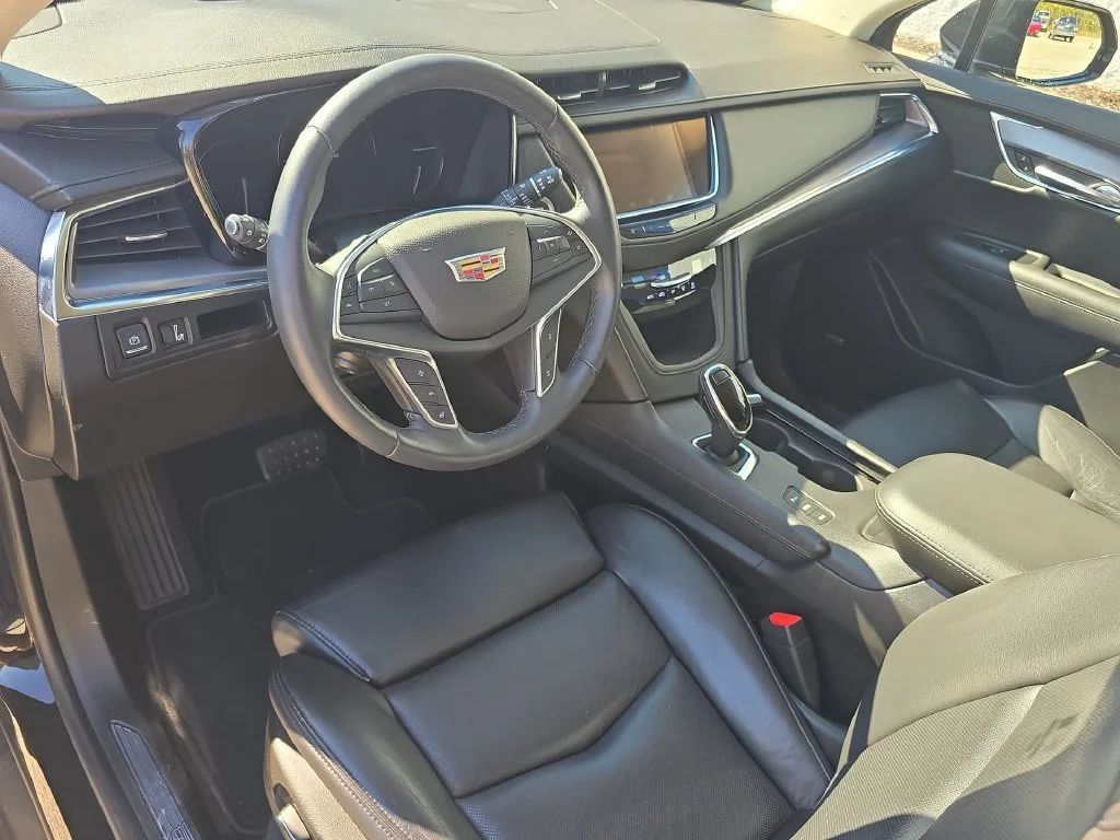Used 2017 STELLAR BLACK METALLIC Cadillac Luxury AWD image 10