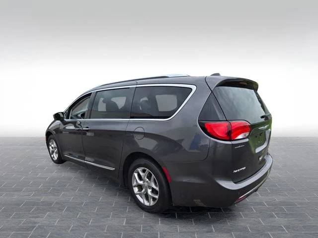 Used 2017 Gray Chrysler Limited image 5