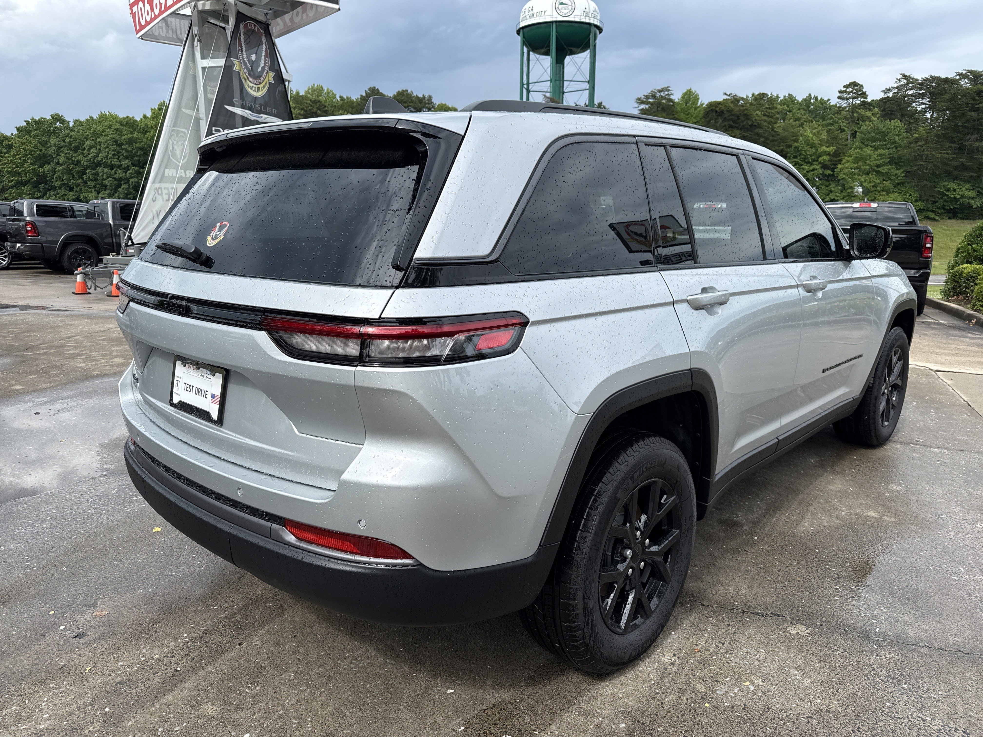 New 2026 Silver Zynith Jeep Laredo Altitude image 7