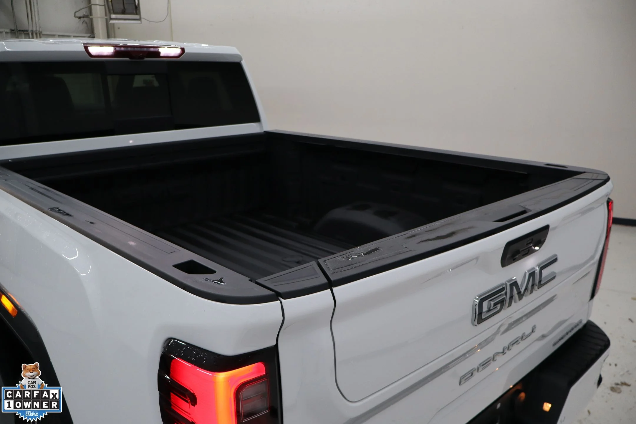 Used 2025 White GMC Denali Ultimate image 26