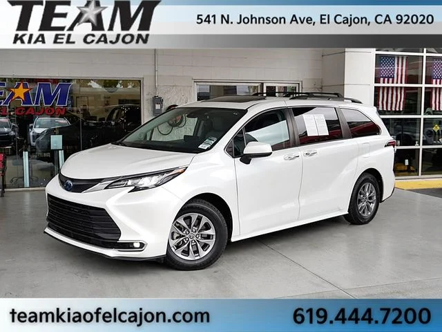 2022 Toyota Sienna XLE 8-Passenger Hybrid FWD's photo